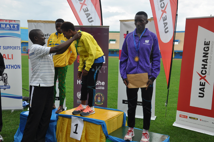 Nyirarukundo yambikwa umudari