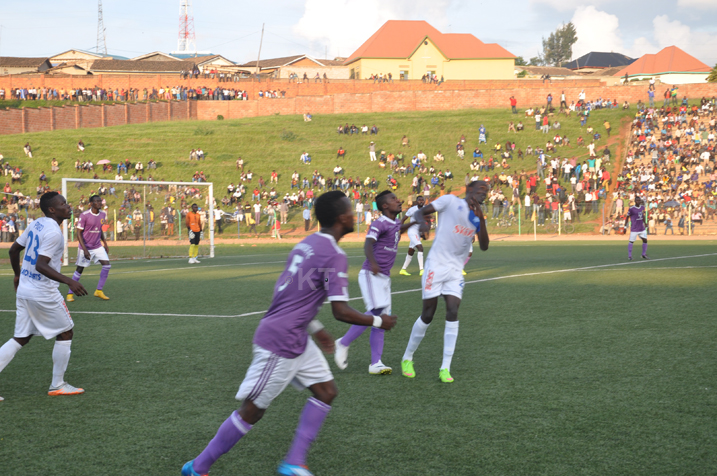 Rayon irakina na Sunrise ,naho abafana bamwe barawurebera inyuma ya Stade