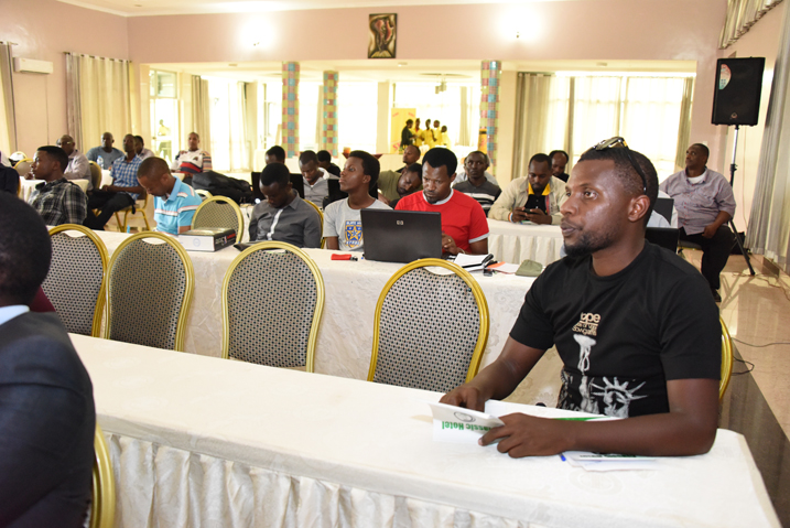 Mu kiganiro n'abanyamakuru,ubwo hasinywaga amasezerano