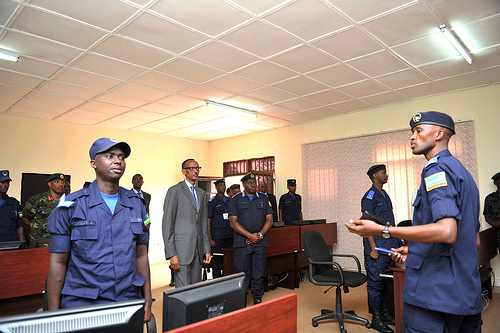 Perezida Kagame yaneretswe aho bakorera imyitozo n'uburyo bifashishamo butandukanye mu kurwanya ihohoterwa.