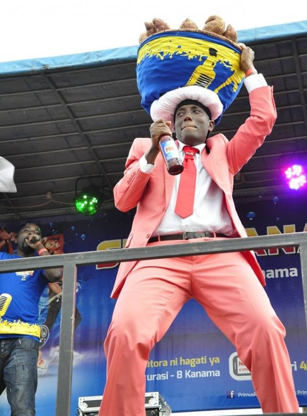 Aha yagaragaye ku rubyiniro yikoreye igitebo k