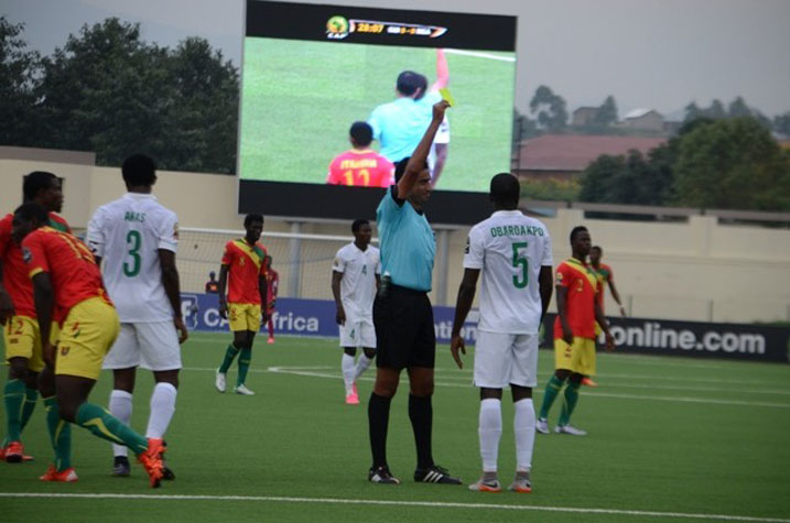 Umukino warimo ishyaka ryinshi ku bakinnyi,byatumye bagenda berekwa amakarita 