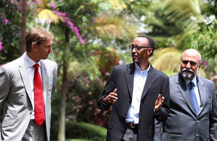 Tony Adams na Perezida Kagame bagiranye ibiganiro bitandukanye ku mupira w'amaguru no ku iterambere ry' u Rwanda.
