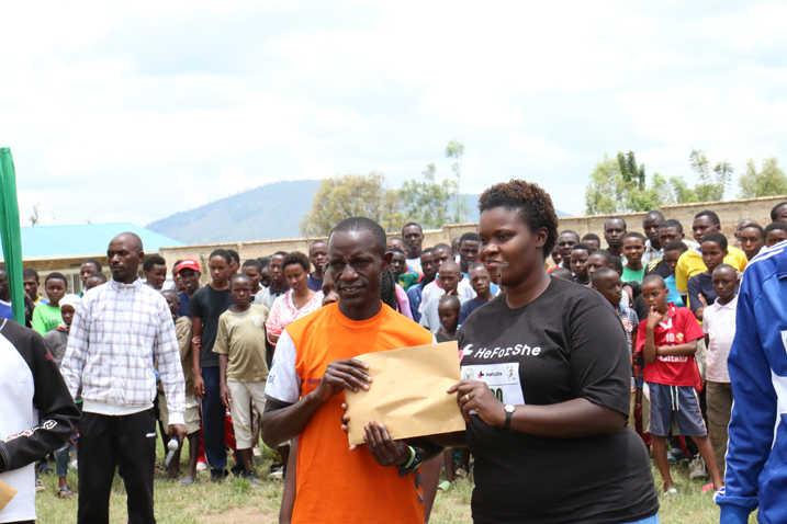 Kajuga Robert ahabwa ibihembo