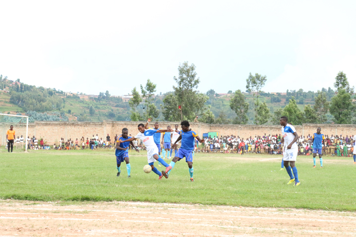 Rayon Sports mu gice cya kabiri yari ifite ishyaka ry'igitego,aha Nshuti Savio Dominique yasatiraga izamu ry'Amagaju
