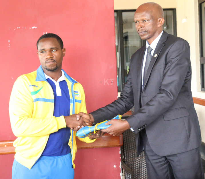 Kapiteni w'iyi kipe ashyikirizwa ibendera ry'igihugu