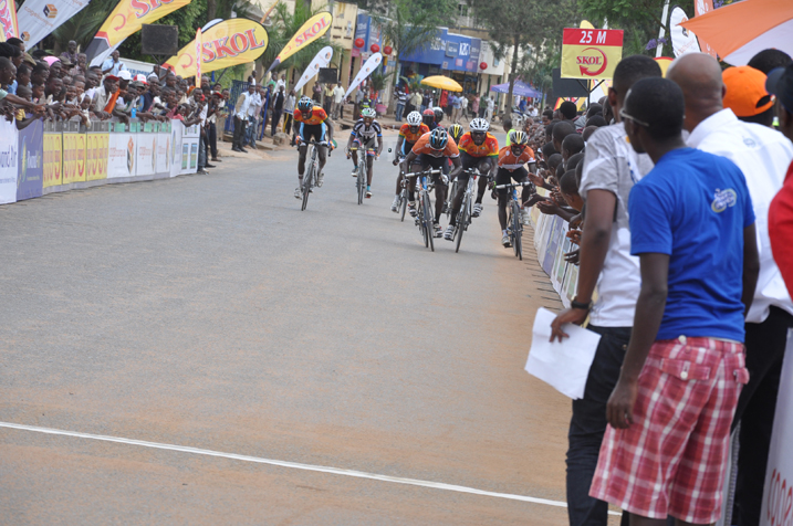 Areruya Joseph aha yari ahanganye n'abakinnyi benshi, gusa yabatanze kurenga umurongo usoza irushanwa