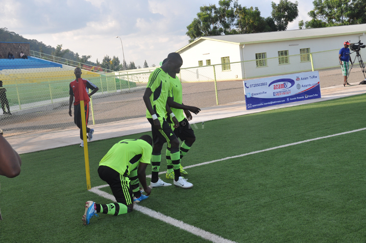 Mbere y'uko igice cya kabiri gitangira, abakinnyi ba Gicumbi bagabanye imfuruka z'ikibuga ubundi bafungira inkweto icya rimwe