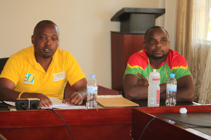 Umutoza (ibumoso) na Kapiteni (iburyo) biteguye kwegukana iki gikombe