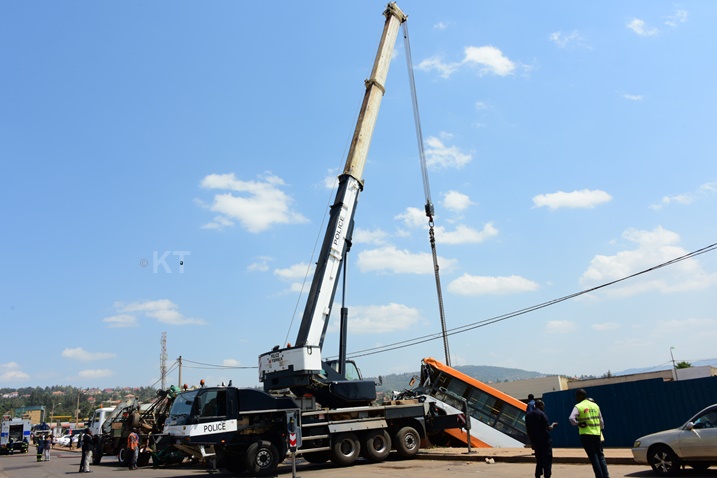 Polisi yavanye mu nzira ibinyabiziga byari byangirikiye muri iyi mpanuka.