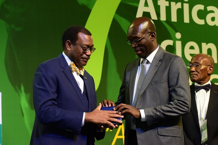 Perezida wa Banki Nyafurika istura Amajyambere (BAD), Akinwumi Adesina hamwe na Minisitiri w'Intebe w'u Rwanda, Anastase Murekezi.