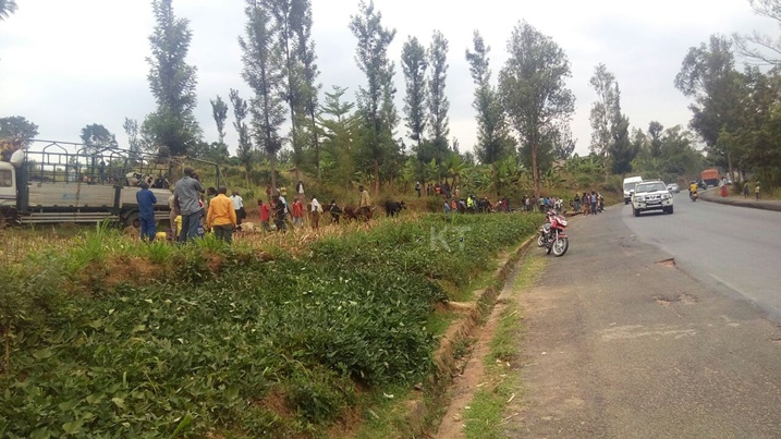 Umushoferi yanze gukomeza kumanuka muri kaburimbo, imodoka ayiyobereza mu gahanda gato, ngo adateza izindi mpanuka. Ifoto: Marie Josee Uwiringira/Kigali Today.