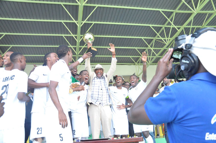 Byari ibyishimo kuri APR Fc, Umunyamabanga mukuru wa APR Fc Kalisa Adolphe amanika igikombe
