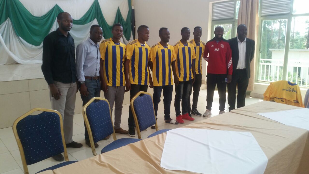 Abakinnyi basinye amasezerano mashya hamwe n'umutoza n'abayobozi b'Amagaju