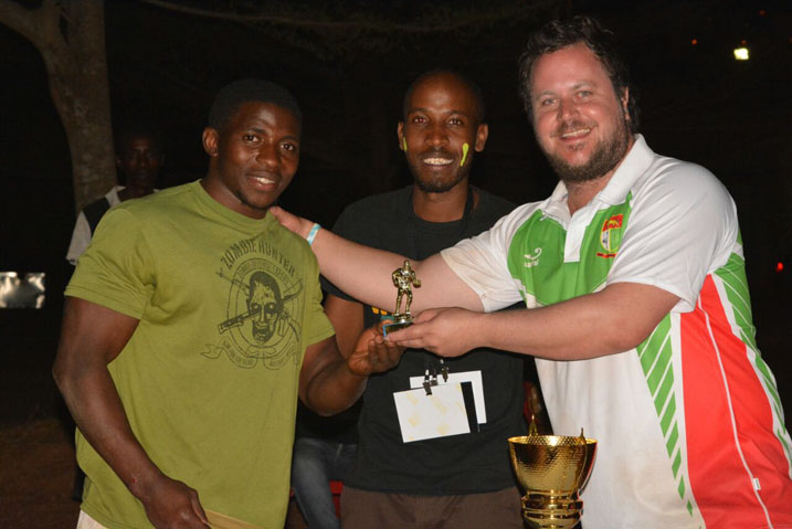 J.D Hakizimana watowe nk'umukinnyi mwiza w'irushanwa ahabwa igihembo