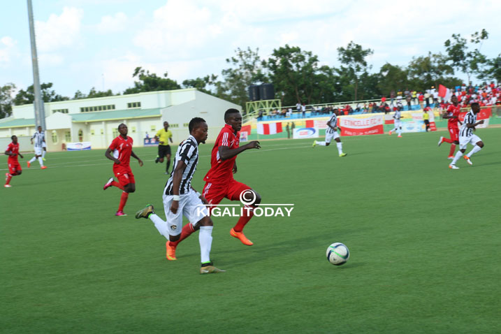 Bigirimana Issa ahanganye n'umukinnyi wa Etincelles