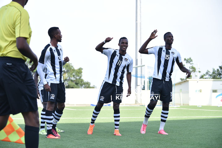 Faustin Usengimana na bagenzi be bamufasha kwishimira igitego yari amaze gutsinda