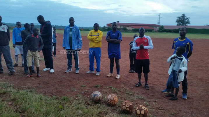 Ababyeyi biyemeje gushyigikira abana babo bafite impano yo gukina Football, babagurira imyenda n'imipira