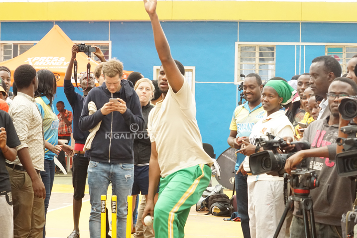 Eric Dusingizimana wamaze amasaha 51 umwaka ushize, nawe yabaye hafi cyane Cathia ngo abashe kugera kuri iki gikorwa