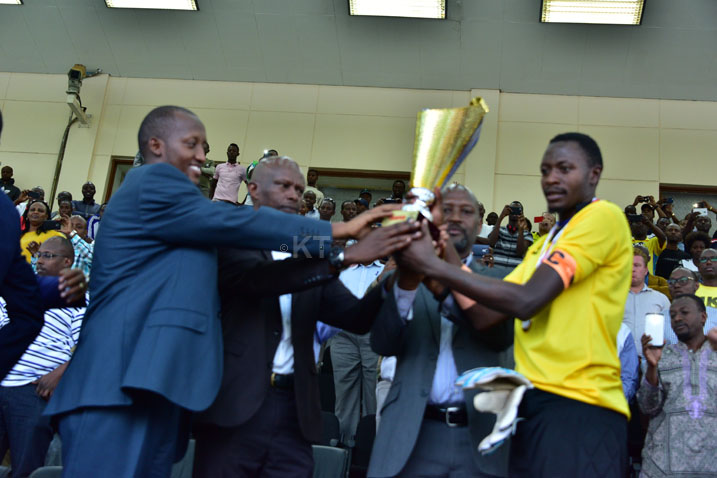 Ndayishimiye Eric Bakame, kapiteni wa Rayon Sports ubwo yahabwaga iki gikombe taliki ya 04/07/2016