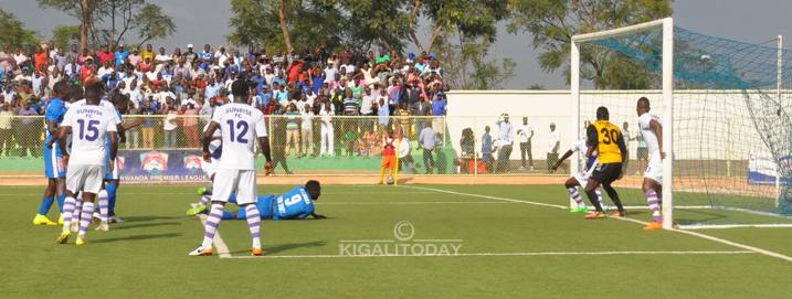 Camara atsinda igitego cya mbere aryamye