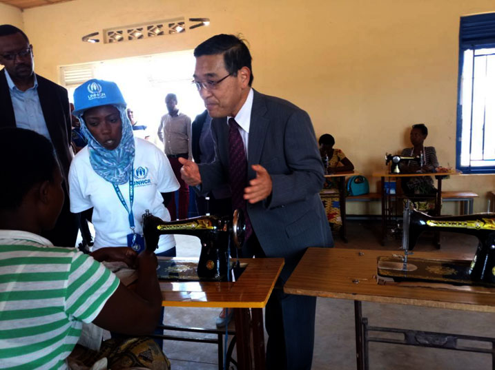 Takayuki Miyashita aganiriza bamwe mu badozi bo muri iyi Nkambi ya Mahama