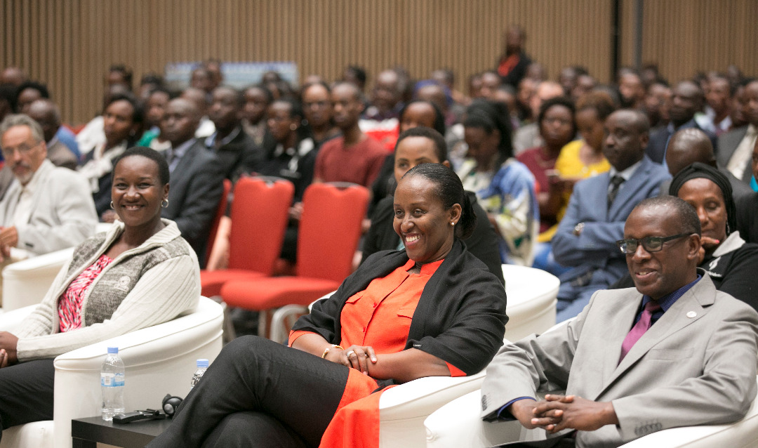 Madame Jeannette Kagame, Minisitiri w'Umuco na Siporo Uwacu Julienne na Dr Bizimana Jean Damascene uyobora CNLG bari muri ibi biganiro 