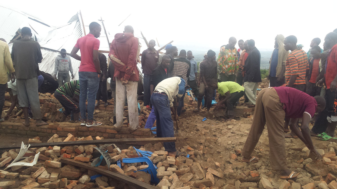 Abatabaye barimo bakuramo abakomerekejwe n'inkuta zagwiriye abakirisitu