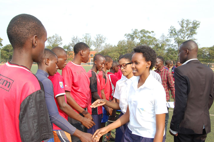 Abana bahagarariye abandi basuhuza abakinnyi