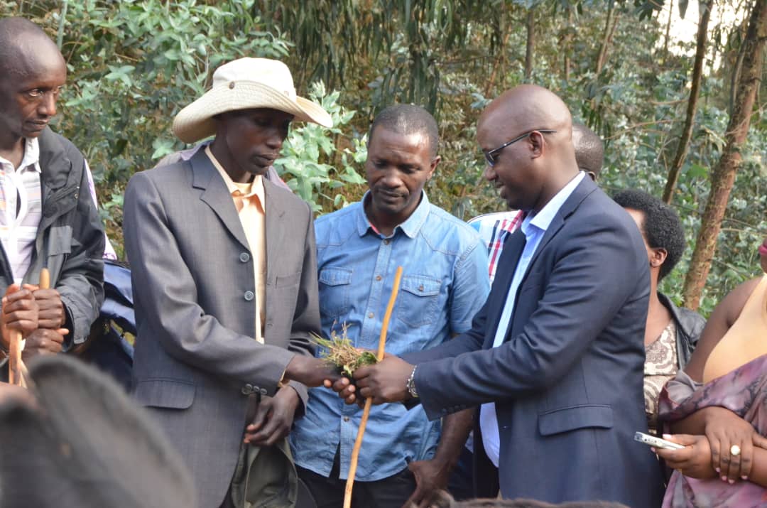 Ndabarinze (wambaye ingofero) yashumbushijwe