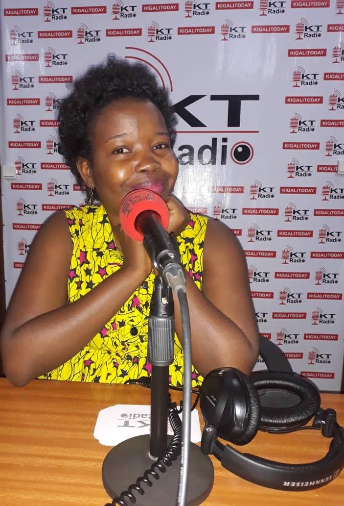 Liza Kamikazi ubwo yari muri studio mu kiganiro Sato Concord kuri KT Radio