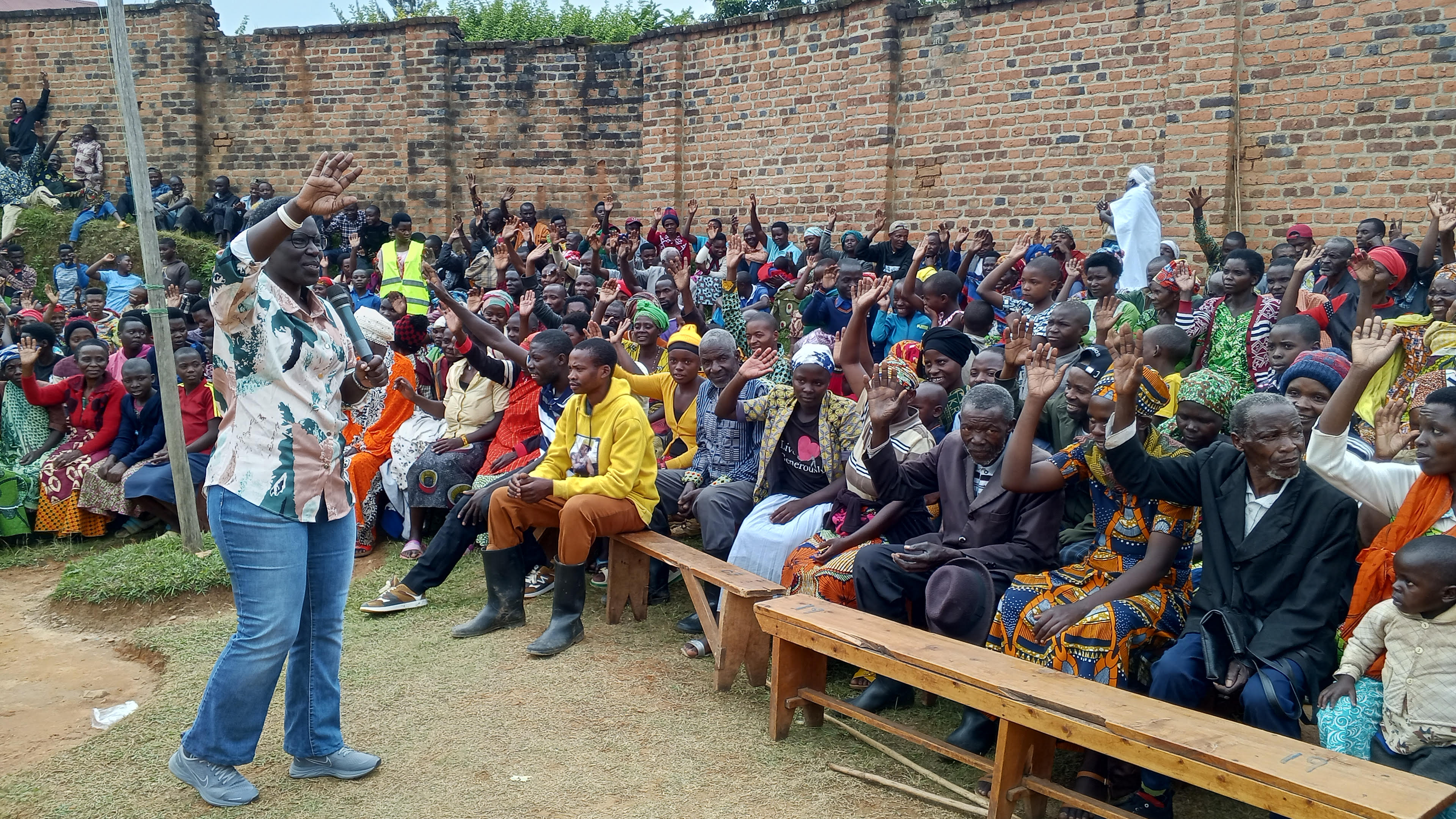 Meya Kayitare aganira n'abaturage