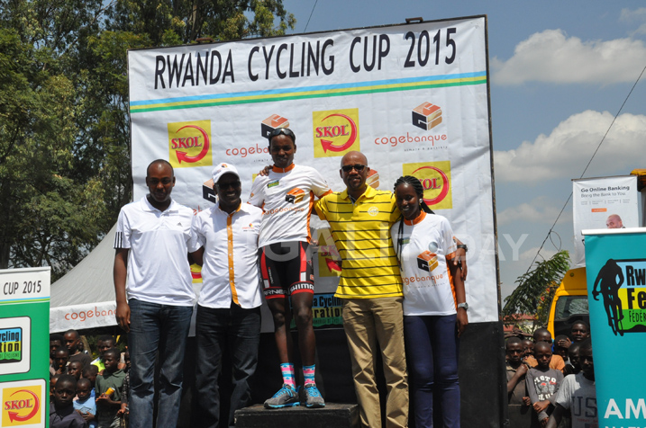 Hadi Janvier yegukana igihembo gikuru cyatanzwe na Cogebanque