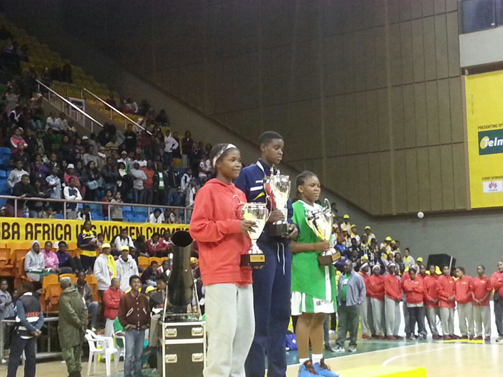 Bella Murekatete nawe yegukanye igihembo muri aya marushanwa y'abakobwa batarengeje imyaka 16