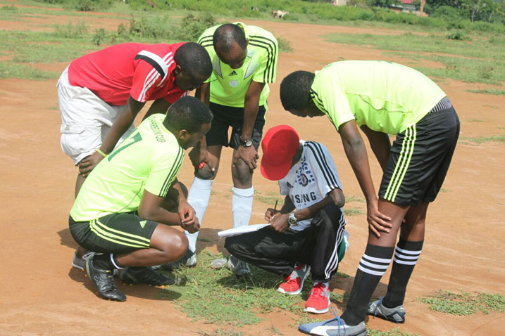 Fuadi umutoza wa AJSPOR Fc,aha yerekaga abakinnyi be uko yapanze umukino