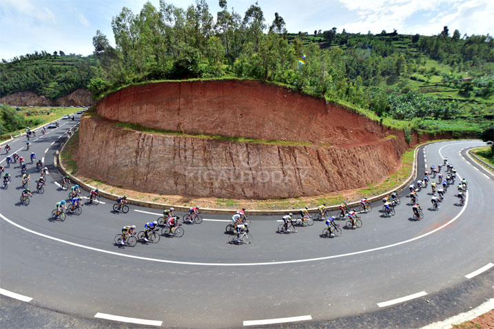 Iyi foto yafatiwe mu muhanda Karongi Rusizi mu gihe cy'Amarushanwa ngarukamwaka y'Amagare izwi nka Tour du Rwanda