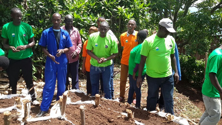 Bakoze n'igikorwa cyo kubakira uwacitse ku icumu utishoboye akarima k'igikoni.