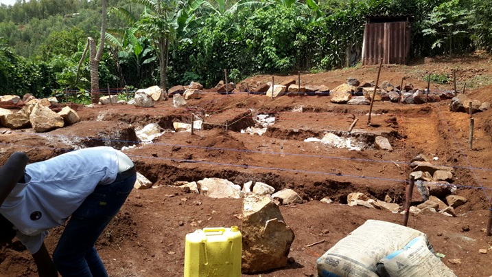 Banamwubakiye inzu nshya. Aha bari bamaze gukora fondasiyo yaho igomba kubakwa.