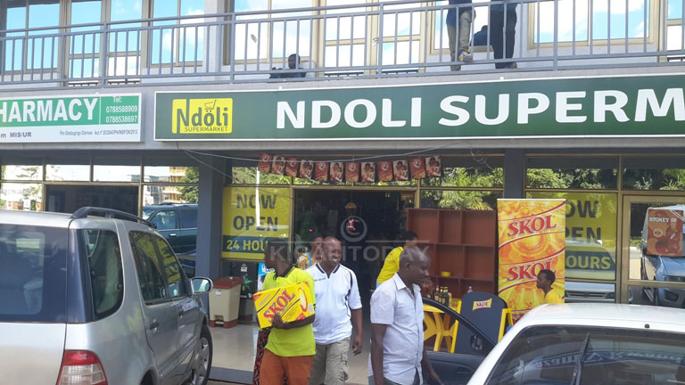 Ahacururizwa ibintu bitandukanye hari hari abaguzi ariko baringaniye 