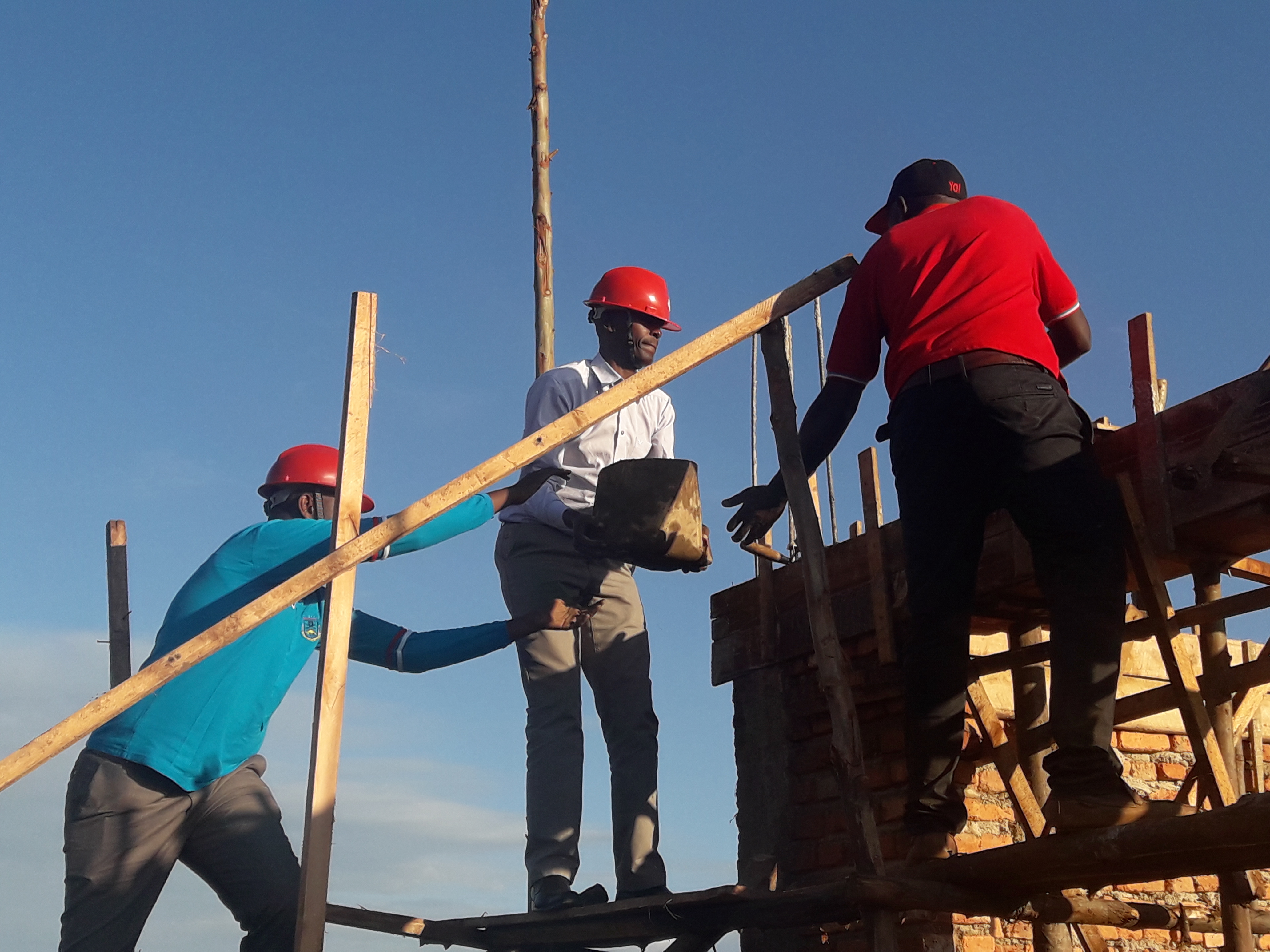 Umuyobozi wa FPR Inkotanyi mu Karere ka Gasabo Rwamurangwa Steven mu mirimo yo kubaka ikigo Mbonezamikurire mu Kagali ka Gasagara