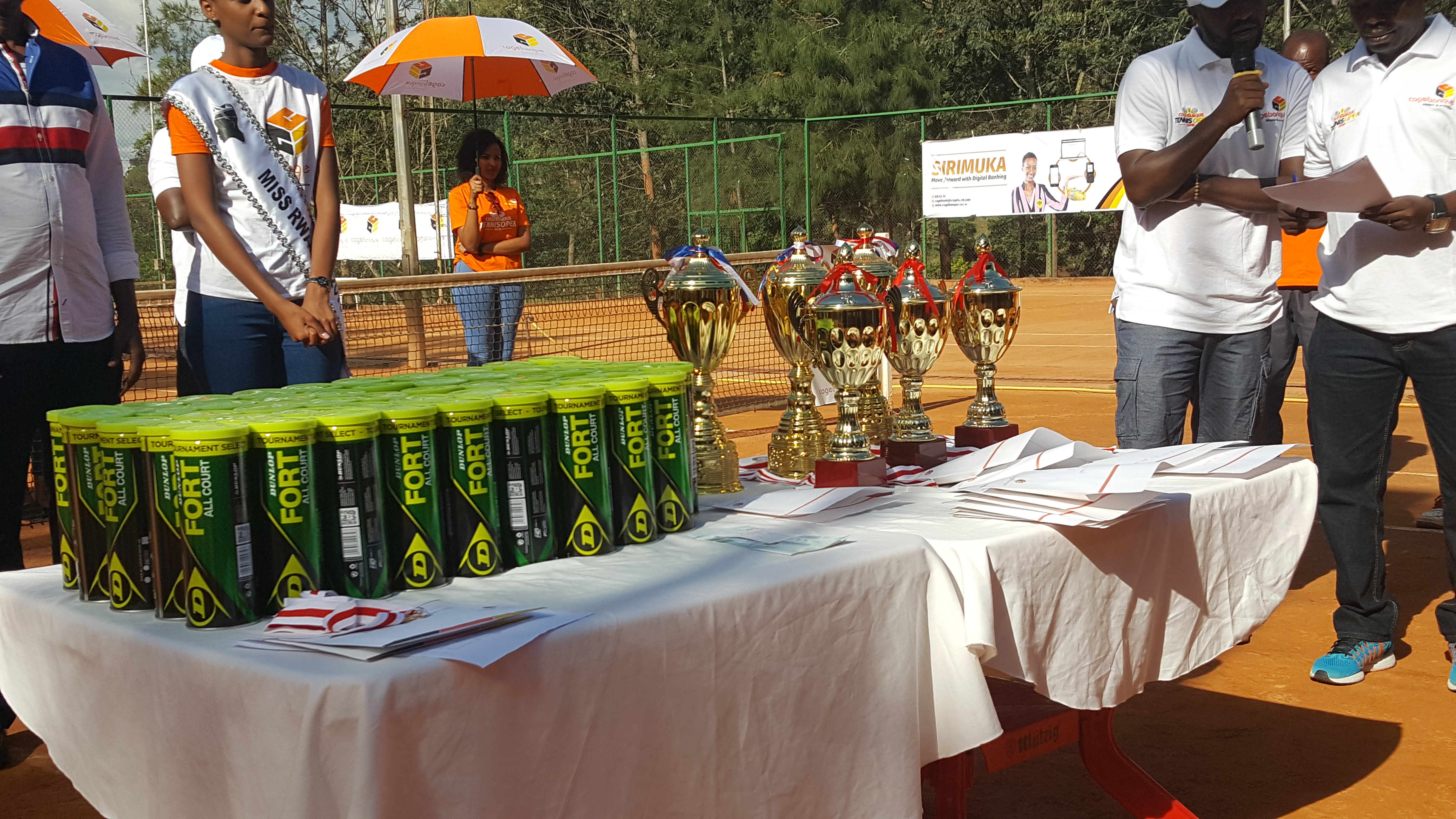 Abahize abandi bahawe ibikombe, imidari ndetse n'imipira yo gukina ya Tennis