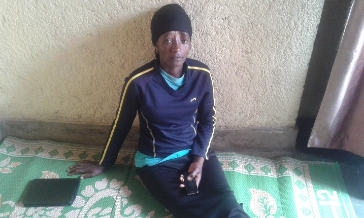 Uwimana Jeannine na Bibiliya ye mu nzu atuye mo 