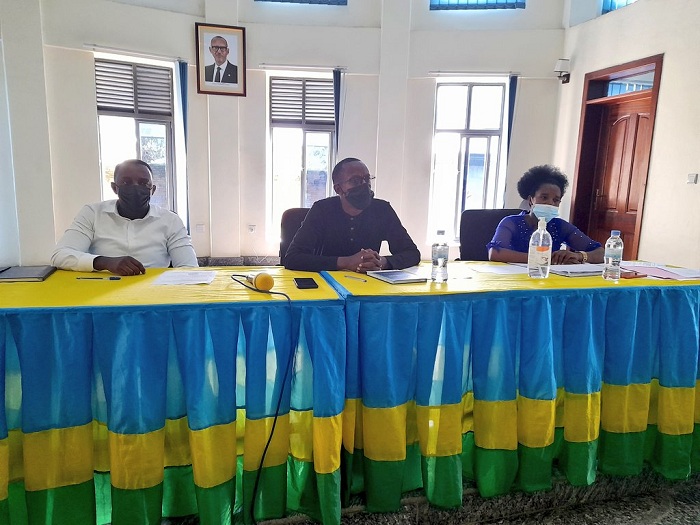 Perezida w'Inama Njyanama y'Akarere ka Rubavu, Dr Kabano (hagati) aganira n'abajyanama