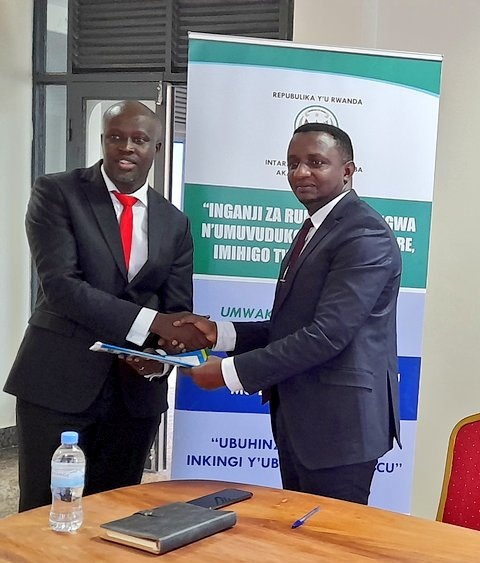 Mbarushimana Rubavu ashyikiriza ingengo y'imari umuyobozi wungirije w'Akarere ka Rubavu ushinzwe iterambere ry'ubukungu