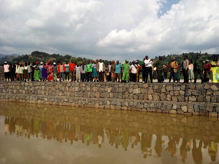 Mu Murenge wa Kanama hatashywe inkuta zikumira amazi kongera gusenyera abaturage
