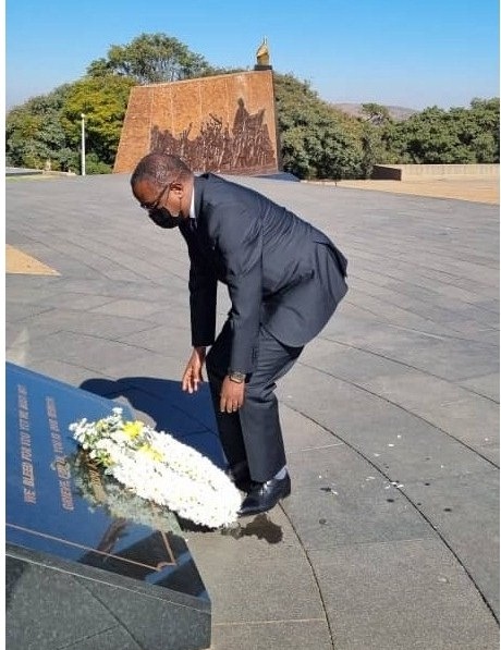 Minisitiri Biruta ashyira indabo ku gicumbi cy'Intwari za Zimbabwe