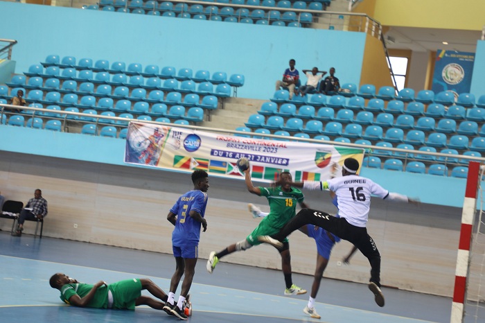 Amakipe yombi ahanganye mu kibuga