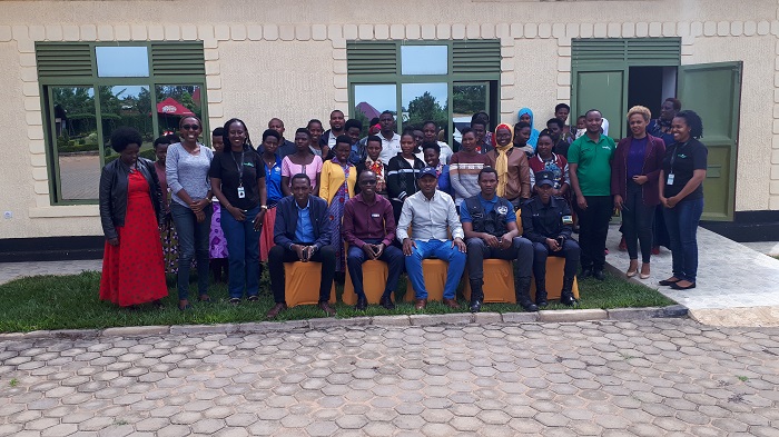 Bamwe mu bana bahagariye abandi n'abari baje kwifatanya nabo muri uwo muhango