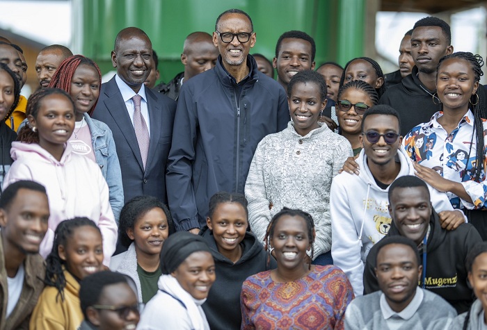 Abakuru b'ibihugu byombi bari kumwe n'abanyeshuri ba RICA