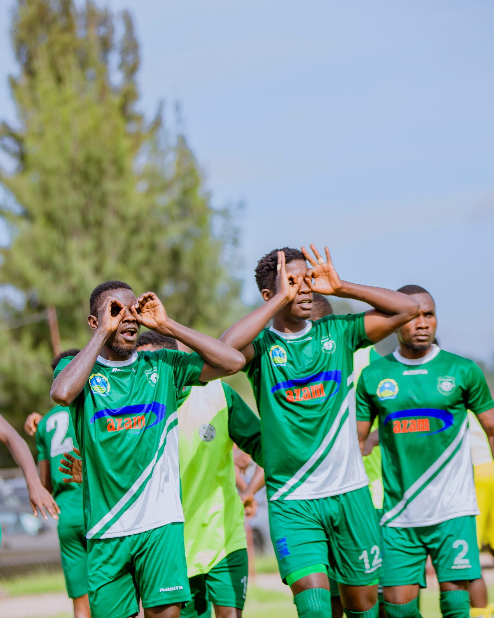 Abakinnyi bafashije Nshimirimana Ismael kwishimira igitego Rotate 90° left Rotate 90° right Rotate 180°